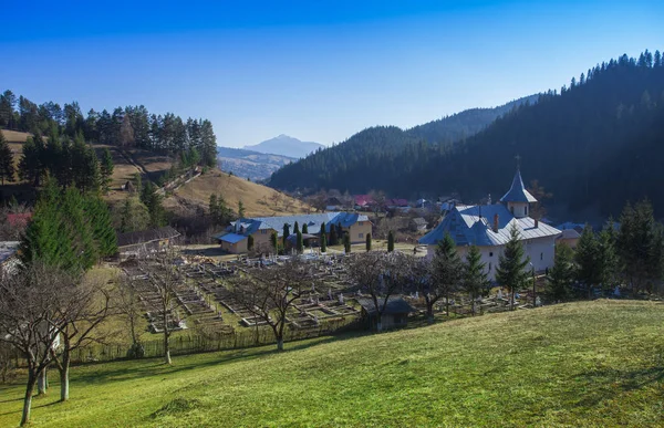 Kyrkan Och Berg Landskap Petru Voda Rumänien — Stockfoto