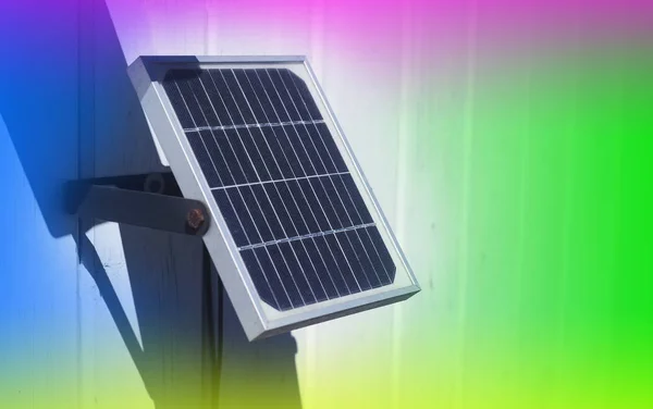 Kleines Solarpanel auf der Holzwand — Stockfoto