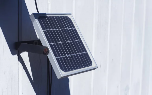 Kleines Solarpanel Auf Der Holzwand — Stockfoto