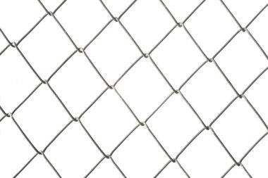 Beyaz arkaplanda metal tel çit izole edildi