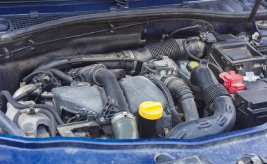 bir sürü toz ile araba motoru