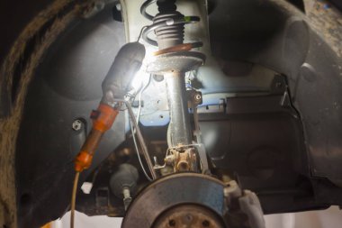 Araç Servisi. Amortisör üzerinde mekanik çalışma, süspansiyon bileşeni