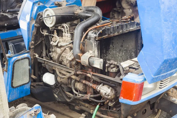 漏れの問題を持つトラクターエンジン — ストック写真