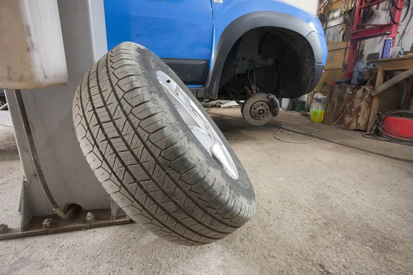 汽车维修中的汽车车轮和轮胎 — 图库照片