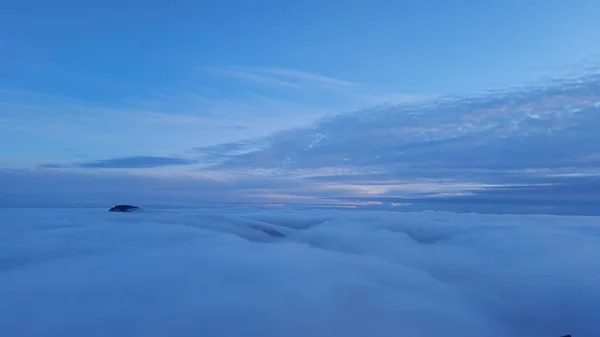 Zee Van Wolken Mist Bij Zonsondergang Mountain Scene Roemenië — Stockfoto