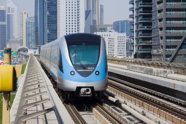 Dubai, Birleşik Arap Emirlikleri - 24 Eylül 2018: Modern metro ulaşım Dubai şehir merkezinde