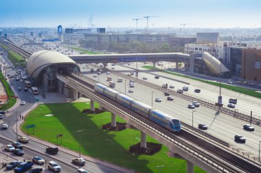 Dubai, Birleşik Arap Emirlikleri - 24 Eylül 2018: Modern metro ulaşım Dubai şehir merkezinde