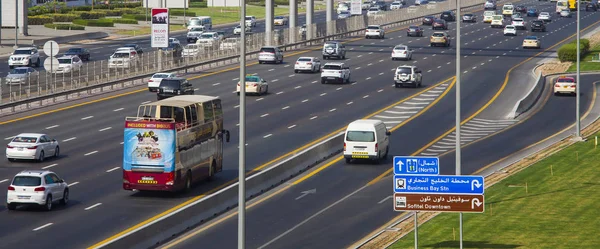 Dubaj Zea Wrzesień 2018 Autostrada Samochodami Ruchu Drogowym Miasto Dubaj — Zdjęcie stockowe
