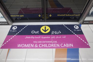 Dubai, Birleşik Arap Emirlikleri - 30 Eylül 2018: işareti kadın sadece. Erkekler bu metroyu yasak