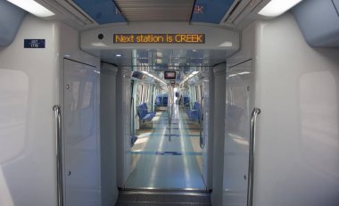 Dubai, Bae - 26 Eylül 2018: Dubai şehrinde Creek Tower Station için metro