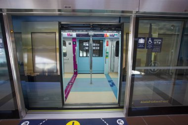 Dubai, Bae - 26 Eylül 2018: Dubai metrosu veya metro girişinin iç görünümü