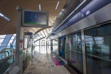 Dubai, Bae - 26 Eylül 2018: Dubai şehrindeki Creek Tower İstasyonu'na metro girişi