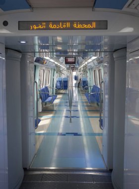 Dubai, Bae - 26 Eylül 2018: Dubai şehrinde metro iç
