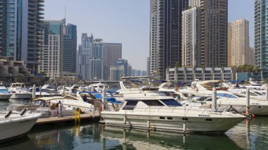 Dubai, Bae - 27 Eylül 2018: Dubai Marina şehir merkezinde modern yatlar