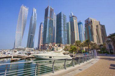 Dubai, Bae - 27 Eylül 2018: Dubai Marina şehir merkezinde turistik tekne ve yatlar