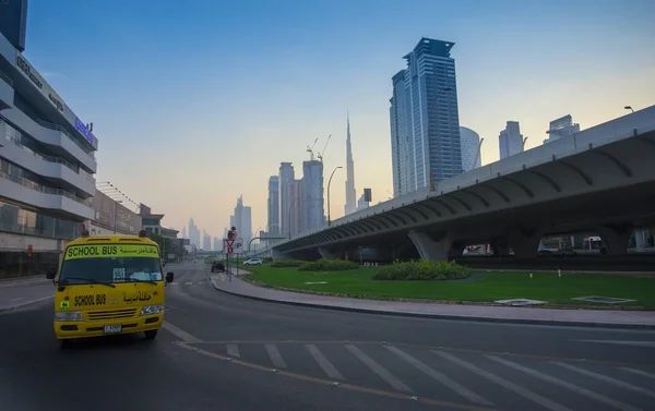 Dubaj Zea Wrzesień 2018 Centrum Dubaju Szkolny Autobus Poruszający Się — Zdjęcie stockowe