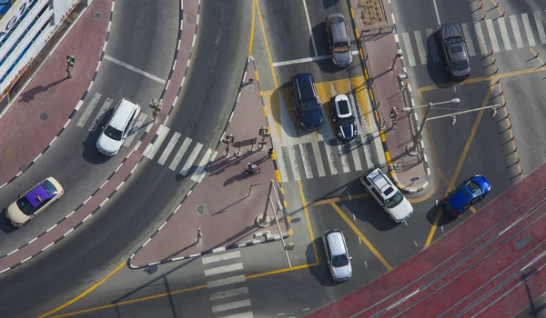 ドバイ アラブ首長国連邦 9月27 2018 ドバイマリーナ市内の交差点のトラフィック 車の運転 — ストック写真