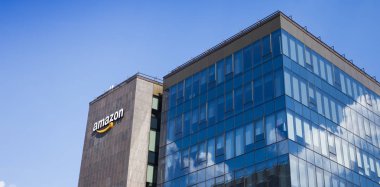 Iasi, Romanya - 26 Nisan 2018: Amazon lojistik ve nakliye için Firma logosu. Iasi, Romanya
