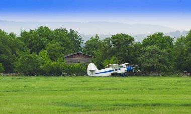 çiftlik alanında eski küçük uçak.