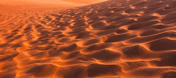 Woestijnzand en duinen geïsoleerd op witte achtergrond — Stockfoto