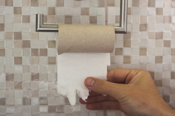Hand Mit Zerrissenem Toilettenpapier Ende — Stockfoto
