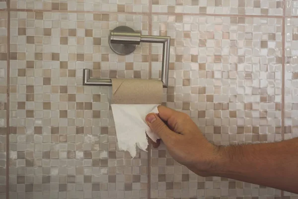 Hand Mit Zerrissenem Toilettenpapier Ende — Stockfoto