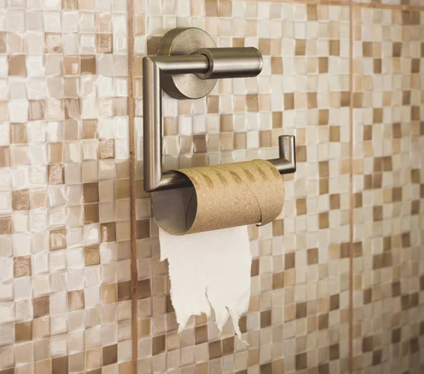 Prázdná cívku toaletního papíru v koupelně. Koncová koncepce — Stock fotografie