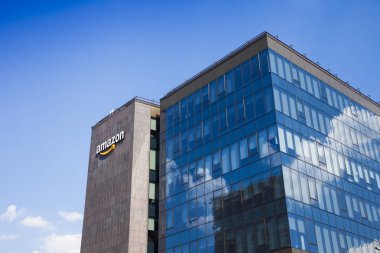 Iasi, Romanya - 26 Nisan 2018: Amazon lojistik ve nakliye için Firma logosu. Iasi, Romanya