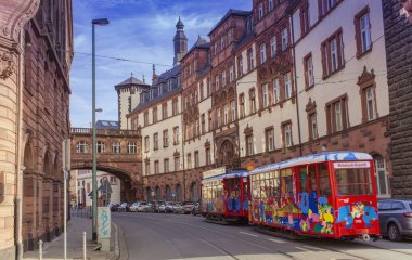 Frankfurt Main, Almanya - 8 Şubat 2015: Frankfurt eski şehir veya şehir ve ulaşım ve turistik için renkli tramvay