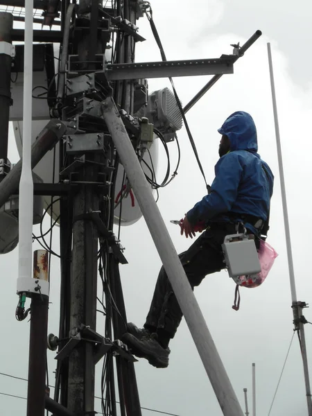 工人在杆上 电力行业的安全工作 — 图库照片
