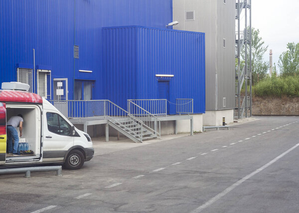 фургон для перевозки грузов на складе
