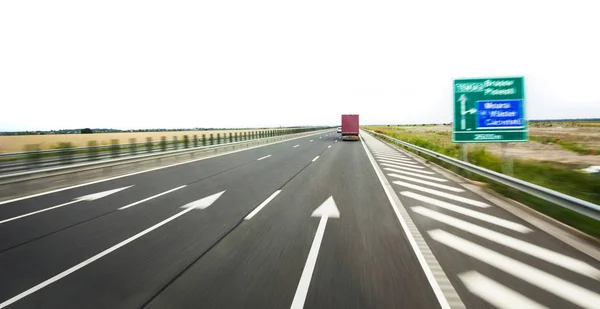 Rodovia Com Transporte Caminhão Isolado Fundo Branco — Fotografia de Stock