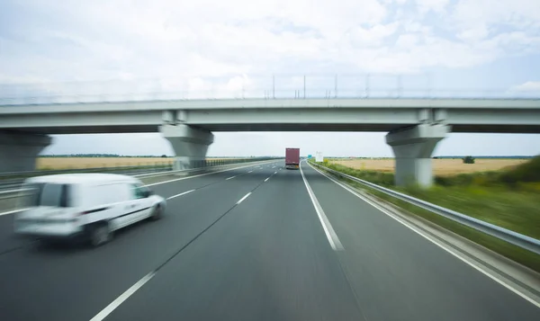 Motorväg Med Lastbilstransport Och Väg — Stockfoto