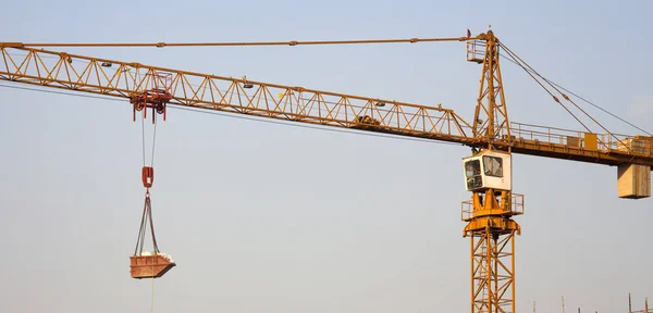 Bouw Kraan Hijs Lading Met Heldere Blauwe Hemelachtergrond — Stockfoto