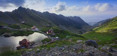 Romanya 'nın Fagaras Dağlarındaki Balea Gölü