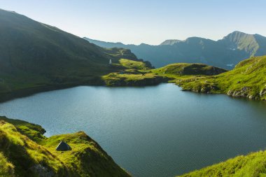 göl yakınında çadır. Capra, Fagaras dağ manzarası. Romanya