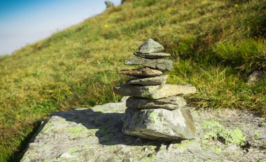 dağda yol işaretleme için zen taşları