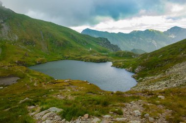 Romanya 'nın Fagaras dağlarında Capra Gölü