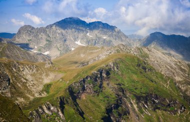Negoiu zirvesi 2535 m Romanya'nın en yüksek ikinci zirvesi. Fagaras dağları