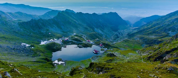 Balea Lake och Transfagarasan Road i Fagaras Mountain. Rumänien — Stockfoto