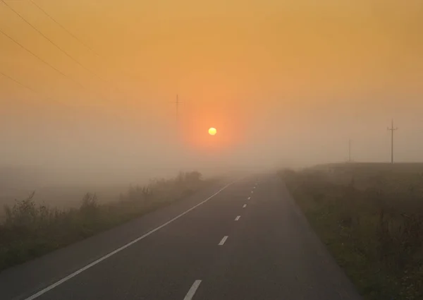 Luce Del Tramonto Nella Nebbia Viaggio Strada Concetto Trasporto — Foto Stock