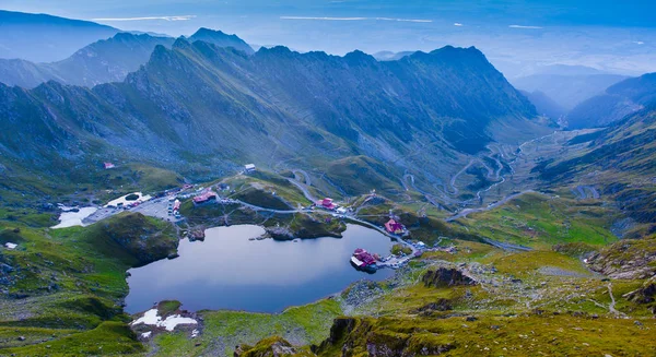 Lago Balea e estrada Transfagarasan na montanha de Fagaras. Roménia — Fotografia de Stock