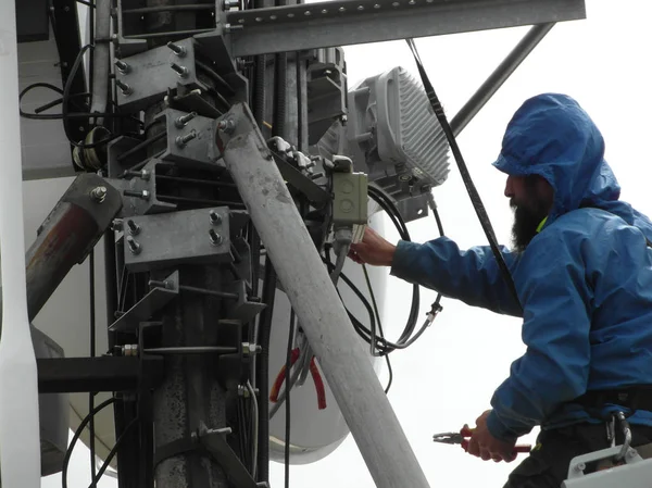 罗马尼亚Ceahlau 2019年5月23日 男子工人在杆上 电力行业的安全工作 — 图库照片