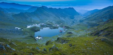 Fagaras dağıbalea gölü ve Transfagarasan yolu. Gün batımında Romanya