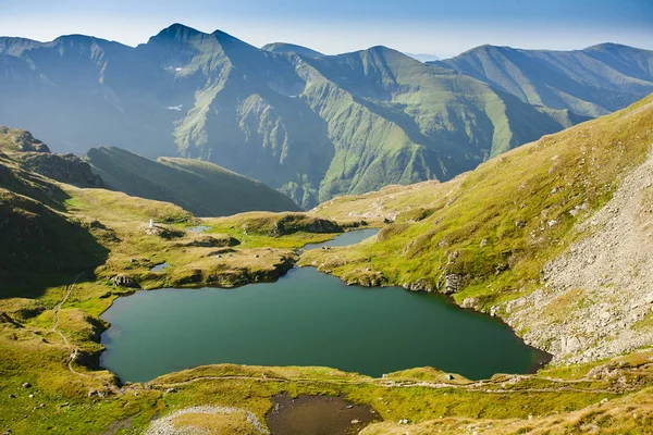 Romanya 'nın Fagaras dağlarında Capra Gölü