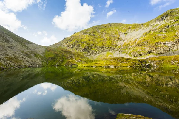 Fagaras dağ gölü. Romanya