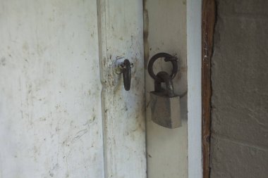 Tahta kapıdaki eski kilit.