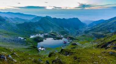 Fagaras dağıbalea gölü ve Transfagarasan yolu. Gün batımında Romanya