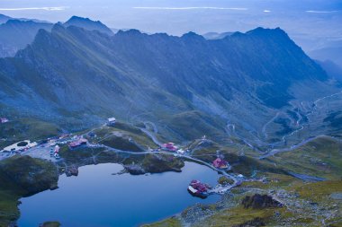Fagaras dağıbalea gölü ve Transfagarasan yolu. Gün batımında Romanya