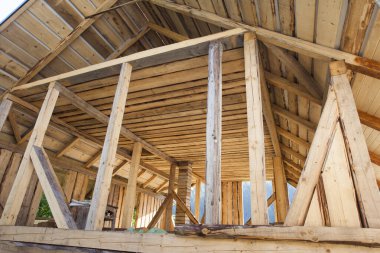 Yeni bir ev inşaatında ahşap kirişler